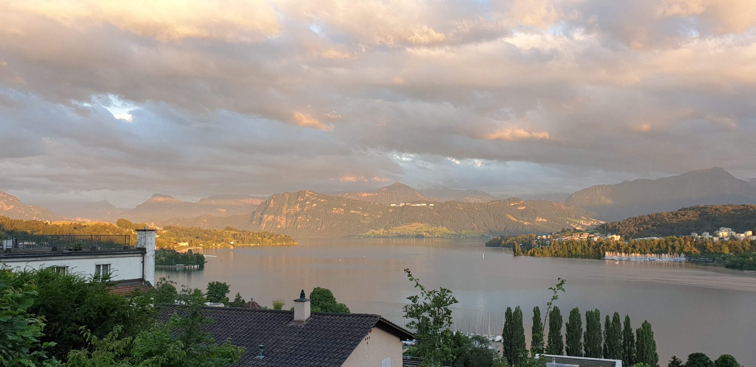 Abendlichtspiel über dem Vierwaldstättersee